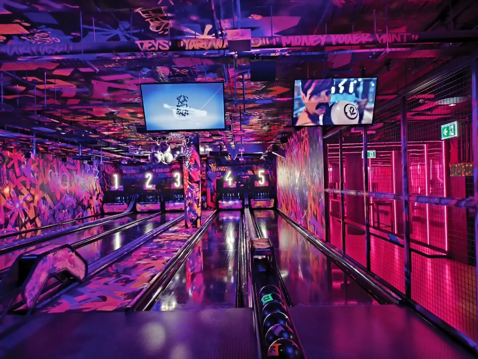 Bowling alley in potsdamer platz, berlin